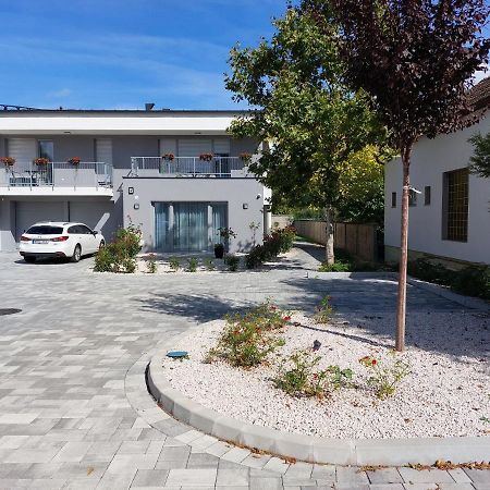 Linden Apartman 001 - Adults Only Mosonmagyaróvár Exterior foto