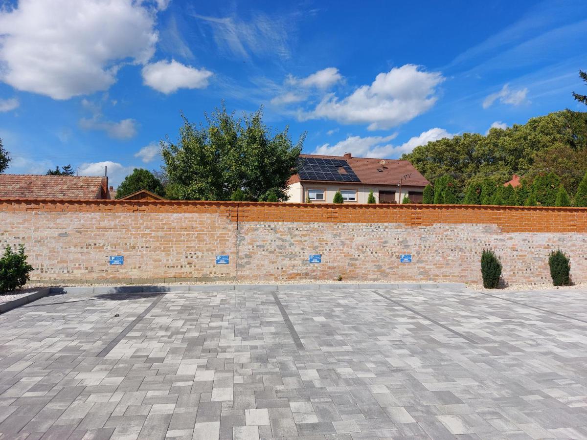 Linden Apartman 001 - Adults Only Mosonmagyaróvár Exterior foto